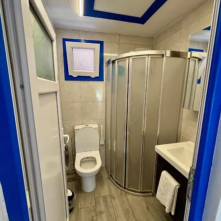 - Airport Villa *