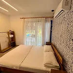 Luxury Pool Close To Airport And Villa